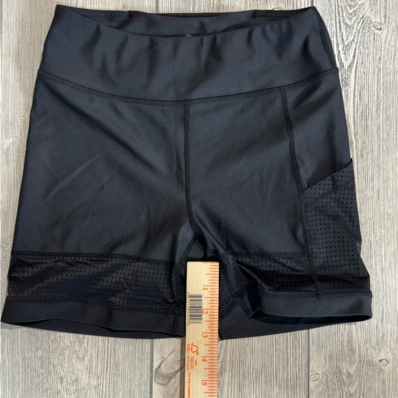 Amari Mesh Detail 4” Bike Short, Size Small, Black, Side/Hidden Waistband Pocket - Picture 10 of 11